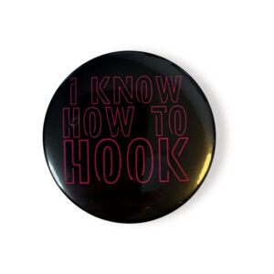 Badge Rétro "I KNOW HOW TO HOOK" - Fond Noir & Typographie Néon Rose