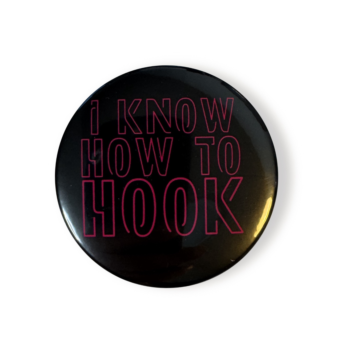 Badge Rétro "I KNOW HOW TO HOOK" - Fond Noir & Typographie Néon Rose