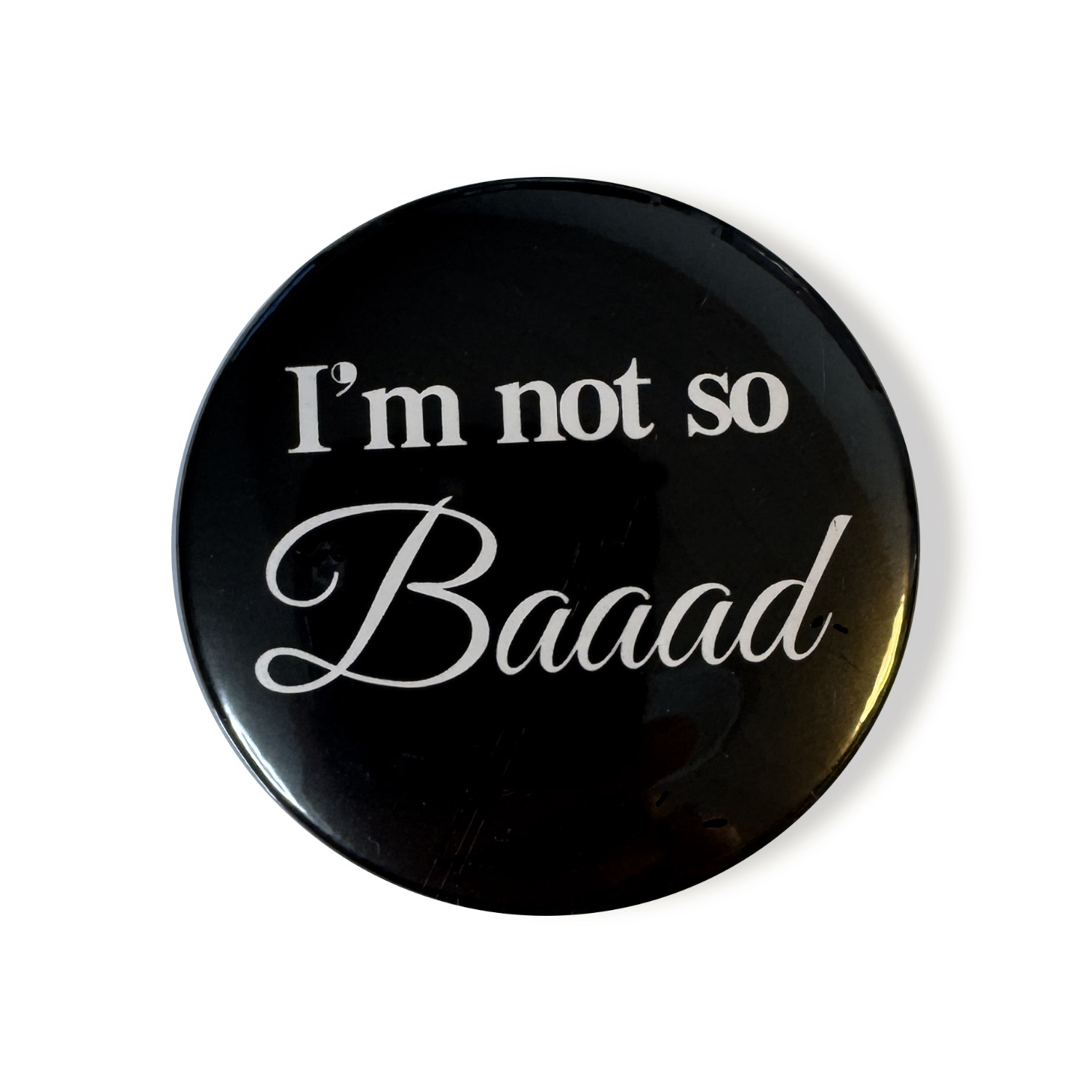 Badge Rétro "I'm not so Baaad" - Noir & Typographie Cursive Blanche